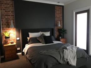 Executive Villa, private 2 bedroom in ideal location Bathurst